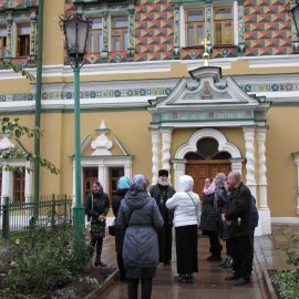 Паломники у Покровского храма Московской семинарии Паломническая поездка по святым местам Руси. 12.10.2016-17.10.2016
