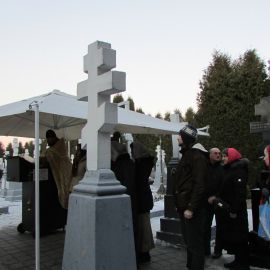 Еще одна благочестивая традиция - по пути из Свято-Духова скита заходить на кладбище и помазываться маслом от могилы Амфилохия Почаевского Паломническая поездка в Почаевскую лавру на Новый 2017 год