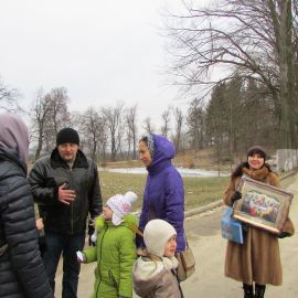 В Свято-Духовом скиту паломники подают записки, запасаются душеполезной литературой, покупают иконы Паломническая поездка в Почаевскую лавру на Новый 2017 год