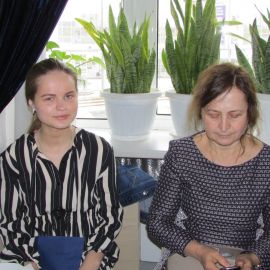 Одна из дочерей батюшки и матушка Празднование Пасхи и презентация новой книги отца Виктора. 17.04.2017 г.