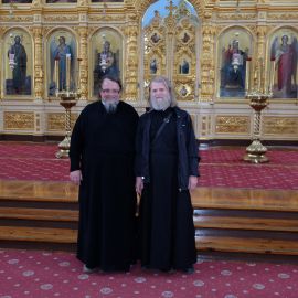 Здесь же батюшка неожиданно встретил своего однокашника по семинарии, отца Александра из Полтавской епархии Фотоотчет из поездки на Афон 2017