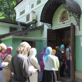 Отец Виктор и отец Андрей читают записки в очереди к часовне Ксении Петербургской Паломническая поездка к святыням Санкт-Петербурга