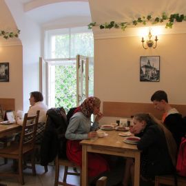 Паломники подкрепляют силы для дальнейших подвигов Паломническая поездка к святыням Санкт-Петербурга