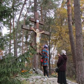 Паломники прикладываются к распятию в Глинской пустыни Паломническая поездка в Глинскую пустынь. 21-22.10.2017 г.