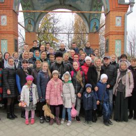 Паломники на фоне колодца в Глинской пустыни Паломническая поездка в Глинскую пустынь. 21-22.10.2017 г.