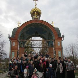 Харьковские паломники у колодца в монастыре Паломническая поездка в Глинскую пустынь. 21-22.10.2017 г.