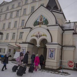 Паломники вносят и закатывают свой нехитрый скарб в лавру Паломническая поездка в Почаевскую лавру. 30.12.2017 - 03.01.2018 г.