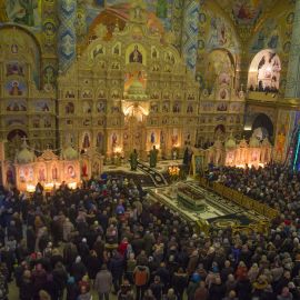 Вид на алтарь и паломников в Преображенском соборе Почаевской лавры Паломническая поездка в Почаевскую лавру. 30.12.2017 - 03.01.2018 г.