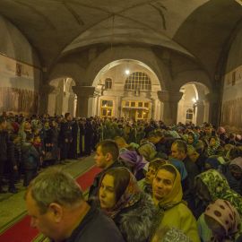 Паломники в Преображенском соборе Свято-Успенской Почаевской лавры Паломническая поездка в Почаевскую лавру. 30.12.2017 - 03.01.2018 г.
