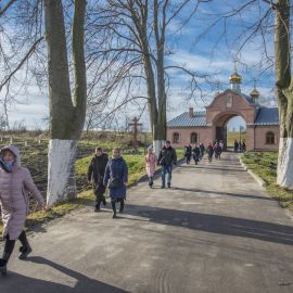 По почти весеннему солнышку километры весело бегут под ноги. Вот и монастырь Паломническая поездка в Почаевскую лавру. 30.12.2017 - 03.01.2018 г.