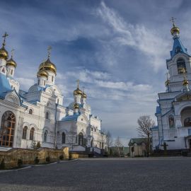 История скита берет начало в далеком 1198 году, когда на этом месте охотникам во сне явилась Сама Богородица Паломническая поездка в Почаевскую лавру. 30.12.2017 - 03.01.2018 г.