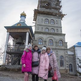 Паломники на фоне строящейся колокольни в Свято-Духовом скиту Паломническая поездка в Почаевскую лавру. 30.12.2017 - 03.01.2018 г.