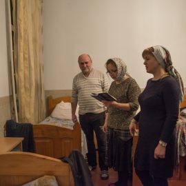 Паломники вычитывают вечернее молитвенное правило Паломническая поездка в Почаевскую лавру. 30.12.2017 - 03.01.2018 г.