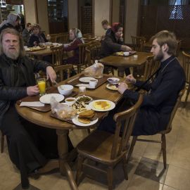 Отец Виктор и отец Андрей за ужином Паломническая поездка в Почаевскую лавру. 30.12.2017 - 03.01.2018 г.