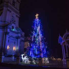Рождественская елка в огнях утренней лавры Паломническая поездка в Почаевскую лавру. 30.12.2017 - 03.01.2018 г.