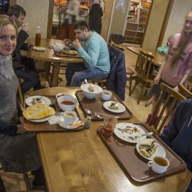 Паломники за трапезой Паломническая поездка в Почаевскую лавру. 30.12.2017 - 03.01.2018 г.