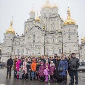 Паломники на фоне Почаевской лавры Паломническая поездка в Почаевскую лавру. 30.12.2017 - 03.01.2018 г.