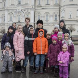 Отец Виктор и дети в Почаевской лавре Паломническая поездка в Почаевскую лавру. 30.12.2017 - 03.01.2018 г.