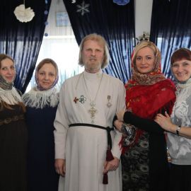 Отец Виктор и пасхальные матрешки Празднование Пасхи и презентация новой книги отца Виктора. 09.04.2018 г.