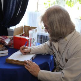 Началась автограф-сессия: отец Виктор подписывает книги всем желающим Празднование Пасхи и презентация новой книги отца Виктора. 09.04.2018 г.