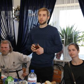 Отец Андрей поздравляет пришедших с Пасхой Христовой и благодарит батюшку за благочестивый повод для встречи Празднование Пасхи и презентация новой книги отца Виктора. 09.04.2018 г.