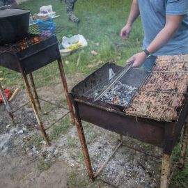Мясо на решетке подоспело Выезд на природу духовных чад отца Виктора. 13.05.2018 г.