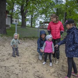 Когда есть няньки, родители могут отдохнуть в сторонке Выезд на природу духовных чад отца Виктора. 13.05.2018 г.
