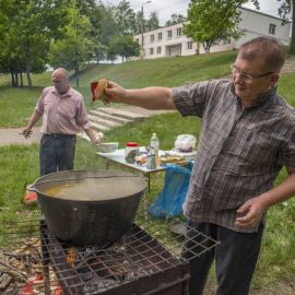 Кое-кто любит поострее Выезд на природу духовных чад отца Виктора. 13.05.2018 г.