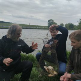 У рыбаков идет карп, да какой! Выезд на природу духовных чад отца Виктора. 13.05.2018 г.