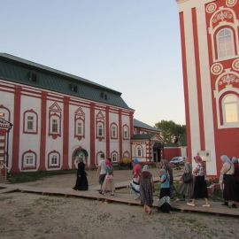 Собрать разгулявшихся паломников просто: "В трапезную за пастырем - шагом марш!" Паломническая поездка в Санаксары и Дивеево 28.06.18 - 01.07.18