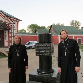 Отец Виктор и отец Андрей у могилы святого праведного адмирала Феодора Ушакова. Санаксарский монастырь Паломническая поездка в Санаксары и Дивеево 28.06.18 - 01.07.18