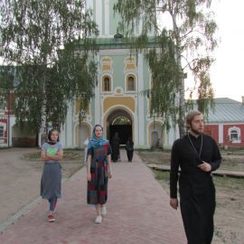 Отец Андрей и дочери отца Виктора в Санаксарском монастыре Паломническая поездка в Санаксары и Дивеево 28.06.18 - 01.07.18