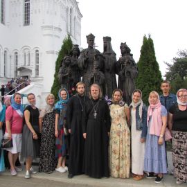 Паломники на фоне памятника царственным страстотерпцам, установленного к столетию убиения царской семьи Паломническая поездка в Санаксары и Дивеево 28.06.18 - 01.07.18