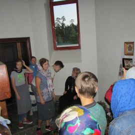 По преданию, отец Иероним помогает в исполнении благочестивых желаний, записанных в журнале на его могиле Паломническая поездка в Санаксары и Дивеево 28.06.18 - 01.07.18