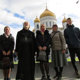 На фоне храма Христа Спасителя Паломническая поездка к мощам святителя Спиридона и блаженной Матроны