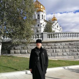 Батюшка на фоне собора Христа Спасителя Паломническая поездка к мощам святителя Спиридона и блаженной Матроны