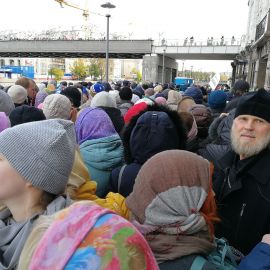 Очередь к мощам возле Патриаршего моста Паломническая поездка к мощам святителя Спиридона и блаженной Матроны