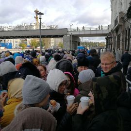 Стоять у реки при температуре +4 было холодно. Согревались беседой, кофе и пирожками Паломническая поездка к мощам святителя Спиридона и блаженной Матроны