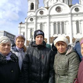На фоне храма Христа Спасителя Паломническая поездка к мощам святителя Спиридона и блаженной Матроны