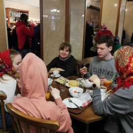 Харьковские паломники подкрепляются в трапезной Почаевской лавры Паломническая поездка в Почаевскую лавру. 30.12.2018 - 03.01.2019 г.