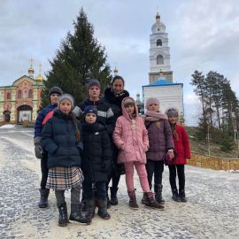 На фоне Вратарной церкви Свято-Духова скита Паломническая поездка в Почаевскую лавру. 30.12.2018 - 03.01.2019 г.