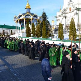 Неудивительно, ведь 1 января - день поминовения преподобного Амфилохия, просиявшего в этой обители Паломническая поездка в Почаевскую лавру. 30.12.2018 - 03.01.2019 г.