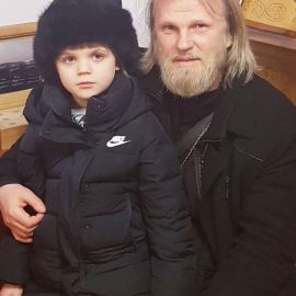 Отец Виктор с маленьким паломником. Шапка батюшки пришлась Захару по размеру! Паломническая поездка в Почаевскую лавру. 30.12.2018 - 03.01.2019 г.