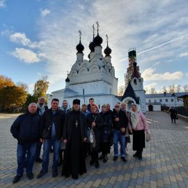 Паломники на фоне Троицкого монастыря, город Муром Паломническая поездка Боголюбово — Муром — Дивеево. 11-17.10.2019 г.