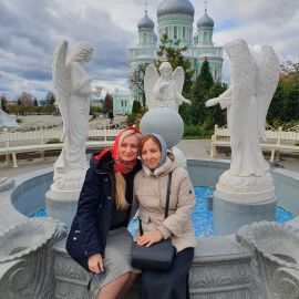 Паломницы на фоне дивеевского фонтана Паломническая поездка Боголюбово — Муром — Дивеево. 11-17.10.2019 г.