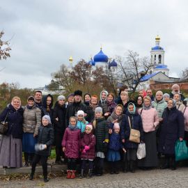 Паломники на фоне Боголюбского монастыря Паломническая поездка Боголюбово — Муром — Дивеево. 11-17.10.2019 г.