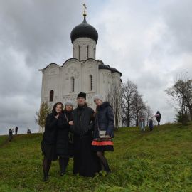 Батюшка с семьей на фоне храма Покрова на Нерли Паломническая поездка Боголюбово — Муром — Дивеево. 11-17.10.2019 г.