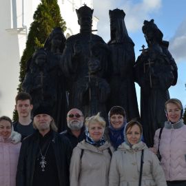 Памятник семье царя-страстотерпца Николая II был создан на народные пожертвования Паломническая поездка Боголюбово — Муром — Дивеево. 11-17.10.2019 г.