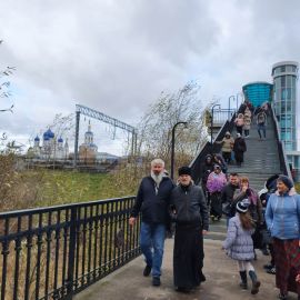Паломники идут в церковь Покрова на Нерли, выдающийся памятник владимиро-суздальского зодчества. Расположен храм в 1,5 км от поселка Боголюбово Паломническая поездка Боголюбово — Муром — Дивеево. 11-17.10.2019 г.