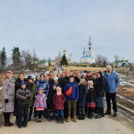 Паломники на фоне скита Поездка в Почаевскую лавру. 30.12.2019-02.01.2020 г.